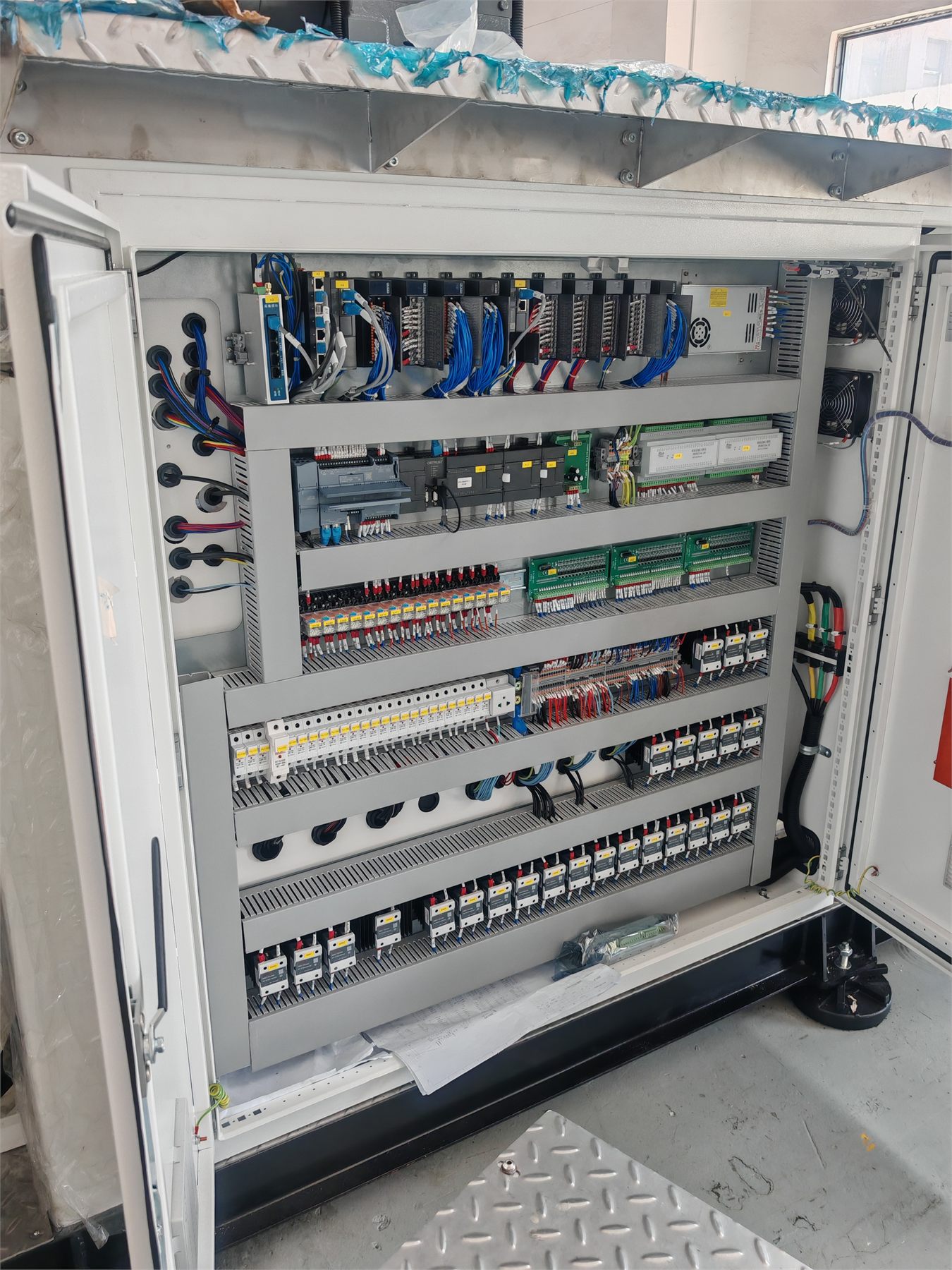 Power distribution cabinet assembly